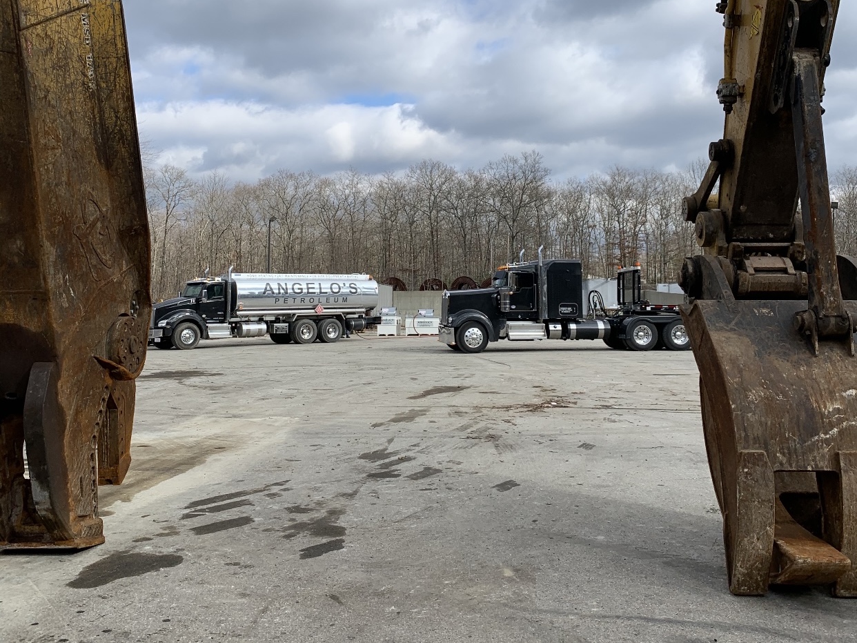 marchetti-trucks-between-buckets